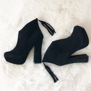 Steve Madden Gavvin suede booties.